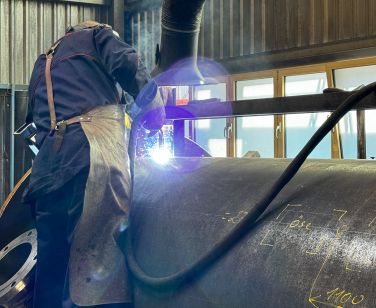 Schweißer bei der Bearbeitung eines Druckbehälters nach AD 2000 HP-0 Zertifizierung