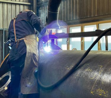 Schweißer bei der Bearbeitung eines Druckbehälters nach AD 2000 HP-0 Zertifizierung